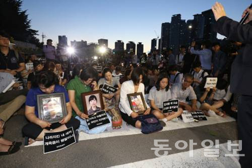 지난 8일 오후 서울 용산구 국방부 청사 앞에서 군인권센터가 주관한 추모제에 참석한 군 인권 피해자 가족들이 군 당국의 철저한 수사를 촉구하고 있다. 추모제에 참석한 일반 시민들은 ‘군인권법 제정하라’ 등의 문구가 적힌 피켓을 들고 윤 일병 사망 사건 수사과정에서 불거진 문제점들을 지적했다. 장승윤 기자 tomato99@donga.com