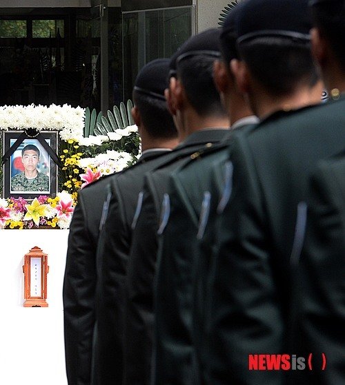 전우여 하늘에서 푹 쉬어! 
특전사 포로체험 훈련을 하다 순직한 13공수특전여단 故 이유성 하사 영결식이 치뤄진 4일 오전 국군대전병원 장례식장에서 부대원들이 영정사진을 바라보고 있다. 【대전=뉴시스】