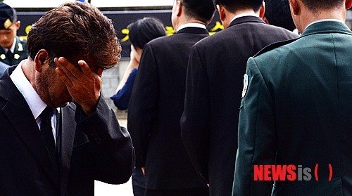 슬픔에 잠긴 유가족 
특전사 포로체험 훈련을 하다 순직한 13공수특전여단 故 이유성 하사 영결식이 치뤄진 4일 오전 국군대전병원 장례식장에서 이 하사의 아버지가 슬픔에 잠겨있다. 【대전=뉴시스】