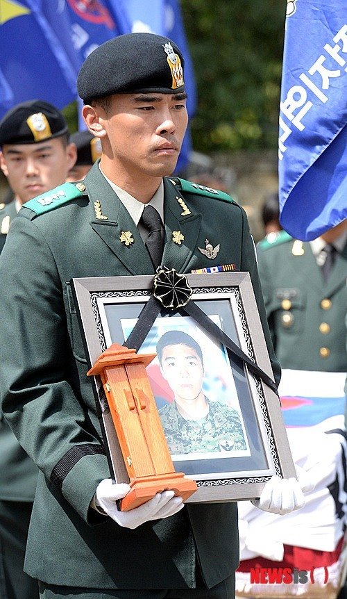 잊지 않겠습니다
특전사 포로체험 훈련을 하다 순직한 13공수특전여단 고 이유성 하사 영결식이 치뤄진 4일 오전 국군대전병원 장례식장에서 부대원들이 영현을 운구하고 있다. 【대전=뉴시스】