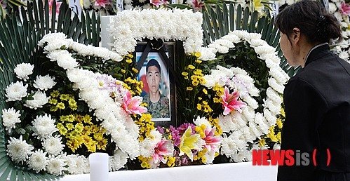 아들아 하늘에서도 편히 쉬어라.! 
특전사 포로체험 훈련을 하다 순직한 13공수특전여단 故 이유성 하사 영결식이 치뤄진 4일 오전 국군대전병원 장례식장에서 이 하사의 어머니가 아들의 영정사진을 바라보고 있다. 【대전=뉴시스】