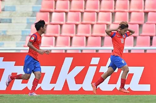 한국 축구대표팀의 이승우가 14일 태국 방콕에서 열린 U-16 AFC 챔피언십 8강 일본과의 경기에서 득점을 성공시킨 뒤 세리머니를 하고 있다. AFC 제공  News1