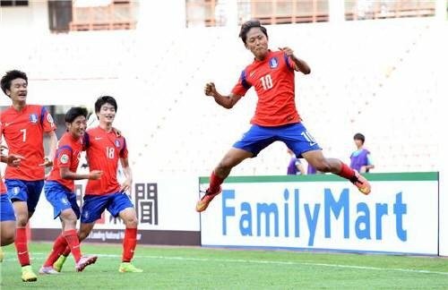 이승우(맨 오른쪽)가 일본과의 아시아축구연맹(AFC) U-16 챔피언십 8강전에서 선제골을 넣은 뒤 골 세리머니를 하고 있다. 사진=대한축구협회 제공