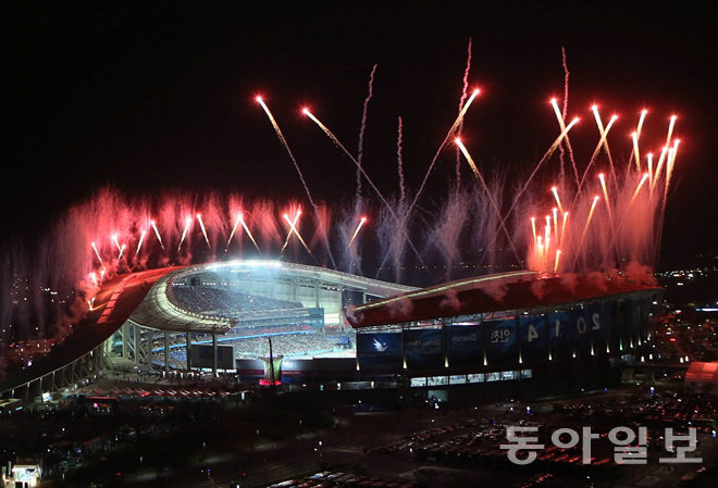 19일 인천시 서구 인천아시아드주경기장에서 2014인천아시안게임 개막식이 열리고 있다. (사진= 동아일보 김미옥 기자)