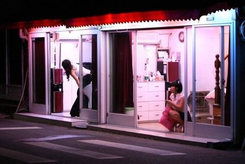 2012년 9월 20일 서울 영등포구에 위치한 성매매업소에서 성매매 여성들이 손님을 기다리고 있는 모습. 동아일보 DB