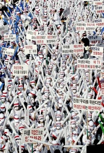성매매특별법에 따른 단속 중지와 `공창제` 시행 등을 요구하는 집창촌 종업원3천여명이 참가한 대규모 집회가 2004년 10월 19일 서울 청량리역 광장에서 열리고 있다.