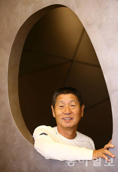 김성근 전 고양 원더스 감독을 만난 것은 19일 서울 한 호텔의 커피숍에서였다. 원더스 해체 이후에도 고양에서 남은 선수들을 지도하고 있는 김 전 감독은 2시간이 훌쩍 넘는 인터뷰를 마친 뒤 “선수들을 프로 구단에 한 명이라도 더 보내기 위해 사람을만나기로했다. 그래서 장소를 (야구장이아닌)이곳으로 잡았다”며웃었다. 전영한 기자 scoopjyh@donga.com