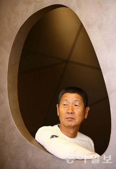 김성근 전 고양 원더스 감독을 만난 것은 19일 서울 한 호텔의 커피숍에서였다. 원더스 해체 이후에도 고양에서 남은 선수들을 지도하고 있는 김 전 감독은 2시간이 훌쩍 넘는 인터뷰를 마친 뒤 “선수들을 프로 구단에 한 명이라도 더 보내기 위해 사람을만나기로했다. 그래서 장소를 (야구장이아닌)이곳으로 잡았다”며웃었다. 전영한 기자 scoopjyh@donga.com