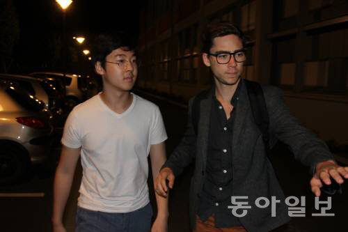 밤 동료 학생과 함께 기숙사로 돌아오고 있는 김한솔. 동아일보DB