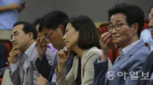 새정치민주연합 초·재선 강경파 의원 모임인 ‘더좋은미래’가 14일 국회 의원회관에서 간담회를 하고 있다. 왼쪽부터 박홍근 김기식 배재정 이목희 의원. 원대연 기자 yeon72@donga.com