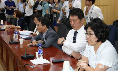 새정치민주연합 내분이 격화되는 가운데 15일 오전 새정치민주연합 의원들이 의원회관에 모여 박영선 원내대표 사퇴를 논의하고 있다. 변영욱 기자 cut@donga.com