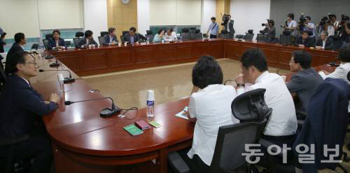 새정치민주연합 내분이 격화되는 가운데 15일 오전 새정치민주연합 의원들이 의원회관에 모여 박영선 원내대표 사퇴를 논의하고 있다. 변영욱 기자 cut@donga.com