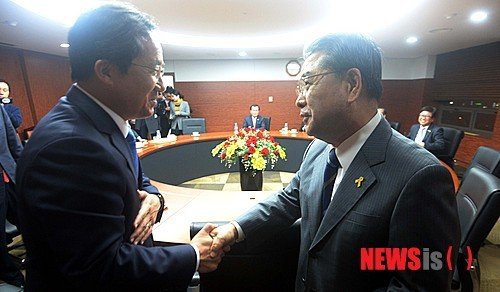 악수나누는 이재정 경기도 교육감
전국 시도교육감협의회 임시총회가 6일 오후 대전광역시교육청에서 누리과정 어린이집 예산 관련으로 열려, 참석한 이재정 경기도 교육감이 악수를 하고 있다. 【대전=뉴시스】