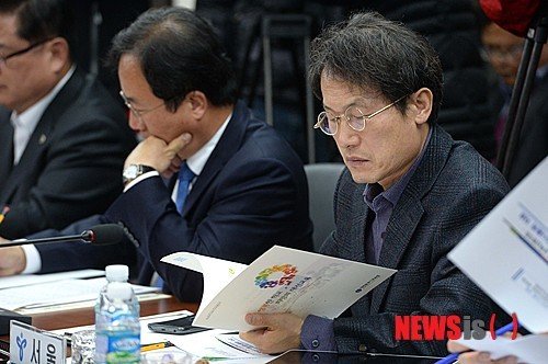 자료 살펴보는 조희연 서울교육감
 전국 시도교육감협의회 임시총회가 6일 오후 대전광역시교육청에서 누리과정 어린이집 예산 관련으로 열려, 참석한 조희연 서울교육감이 자료를 검토하고 있다. 【대전=뉴시스】