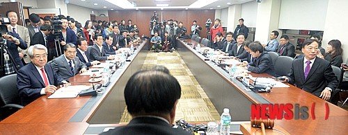 한곳에 모인 전국 시,도 교육감들
전국 시도교육감협의회 임시총회가 6일 오후 대전광역시교육청에서 누리과정 어린이집 예산 관련으로 열려 참석한 교육감들이 자리에 앉아있다. 【대전=뉴시스】