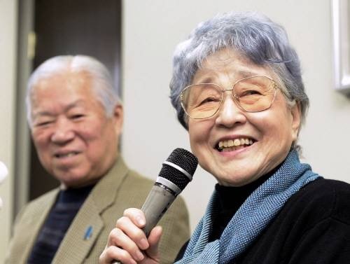 1977년 북한에 납치된 요코타 메구미 씨의 모친인 요코타 사키에 씨(오른쪽)가 외손녀 김은경 씨를 만난 후 기자회견에서 활짝 웃고 있다. 왼쪽은 남편인 시게루 씨. 도쿄=AP 뉴시스
