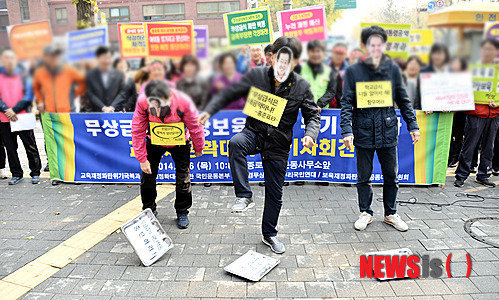 짓밟히는 아이들의 식판
교육재정파탄위기극복과 교육재정확대를 위한 국민운동본부를 비롯한 시민사회단체 회원들이 6일 오전 서울 종로구 자하문로 청운효자동사무소 앞에서 무상보육·무상급식 파탄위기 대통령 해결 촉구 기자회견을 열고 퍼포먼스를 하고 있다. 
【서울=뉴시스】