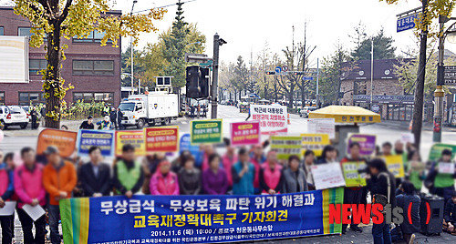 교육재정파탄위기극복과 교육재정확대를 위한 국민운동본부를 비롯한 시민사회단체 회원들이 6일 오전 서울 종로구 자하문로 청운효자동사무소 앞에서 무상보육·무상급식 파탄위기 대통령 해결 촉구 기자회견을 열고 있다. 【서울=뉴시스】