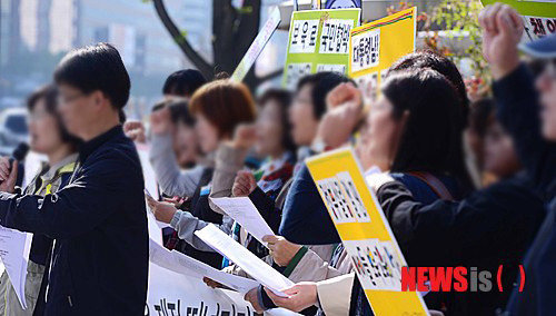 ‘보육예산 확충 촉구’
15일 오전 서울 세종로 정부서울청사 앞에서 보육정책 정상화를 바라는 노동·시민단체와 학부모 등이 기자회견을 열고 정부가 보육·유아교육의 국가완전책임제를 실시하고 공공성이 강화된 무상보육을 시행할 것을 촉구하고 있다.
【서울=뉴시스】