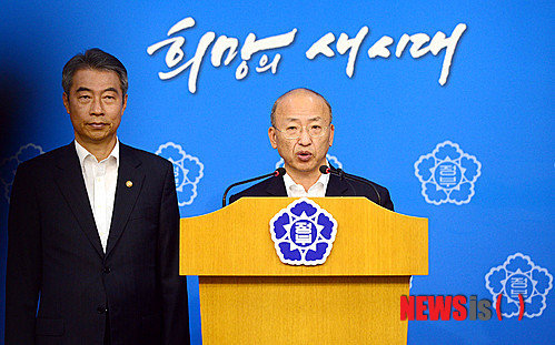 문형표 장관 “지자체 반발 무상보육·기초연금 집행, 차질 안 돼”
문형표 보건복지부 장관이 3일 오전 서울 종로구 정부서울청사 별관 합동 브리핑룸에서 중앙정부의 지방 복지재정 부담 완화를 위한 노력에 관해 브리핑을 하고 있다. 

이날 브리핑에서는 전국 시장·군수·구청장협의회가 복지비 부담 완화를 요청하는 성명을 발표한 것에 대해 보건복지부와 안전행정부가 지자체의 협조를 당부했으며, 정부가 관계기관 합동 TF를 구성해 지방재정 운용실태, 광역·기초 등 지자체 간 재원배분 비율 문제 등 지자체 재원부족 실태를 종합적으로 점검하는 방안을 추진하겠다고 전했다.
【서울=뉴시스】