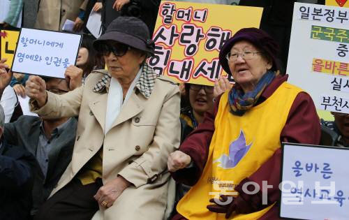 서울 종로구 주한일본대사관 앞에서 열린 제1151차 일본군 ‘위안부’ 문제 해결을 위한 정기 수요시위에서 김복동·길원옥 할머니(왼쪽부터)가 참석해 있다.양회성 기자 yohan@donga.com