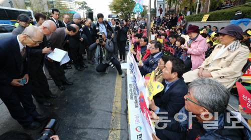 서울 종로구 일본대사관 앞에서 열린 ‘제1150차 일본군 위안부 문제 해결을 위한 정기 수요집회’가 열렸다. 한일친선선교협력회 회원 11명이 위안부 할머니에게 정중하게 인사한 뒤 아크릴로 제작된 ‘기도하는 학’을 선물했다. 전영한 기자 scoopjyh@donga.com