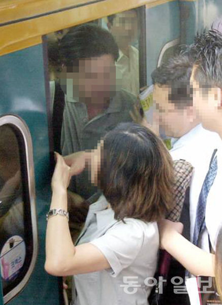 대중교통을 이용해 출퇴근하는 직장인들은 지하철, 버스에서 출근 전쟁으로 하루를 시작한다. 동아일보 DB