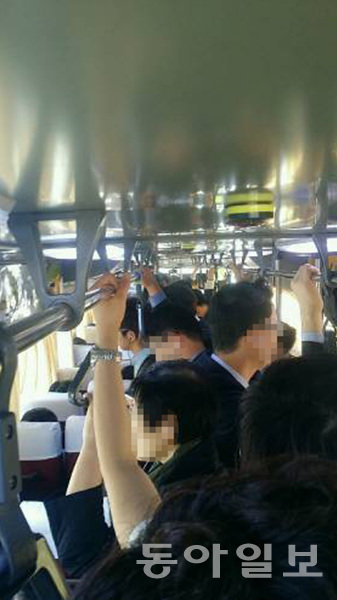 대중교통을 이용해 출퇴근하는 직장인들은 지하철, 버스에서 출근 전쟁으로 하루를 시작한다. 동아일보 DB