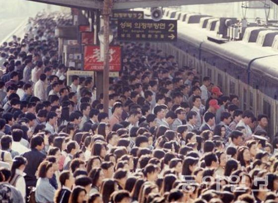대중교통을 이용해 출퇴근하는 직장인들은 지하철, 버스에서 출근 전쟁으로 하루를 시작한다. 동아일보 DB