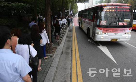 대중교통을 이용해 출퇴근하는 직장인들은 지하철, 버스에서 출근 전쟁으로 하루를 시작한다. 동아일보 DB
