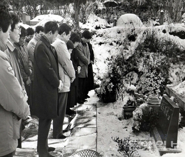 1992년 12월 13일 故 조영래(趙英來)변호사의 2주기 추도식이 13일 경기도남영주군마석우리 모란공원에서 열렸다.