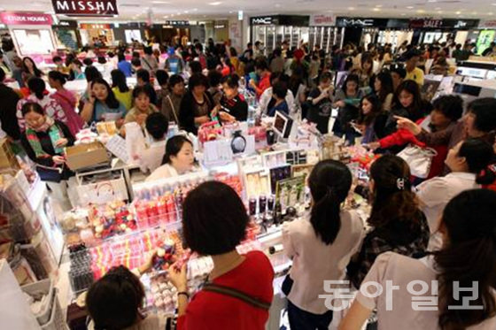 2013년 국경절 기간 국내 면세점은 국산 화장품을 사려는 중국인 관광객들로 발 디딜 틈이 없었다. 동아일보DB
