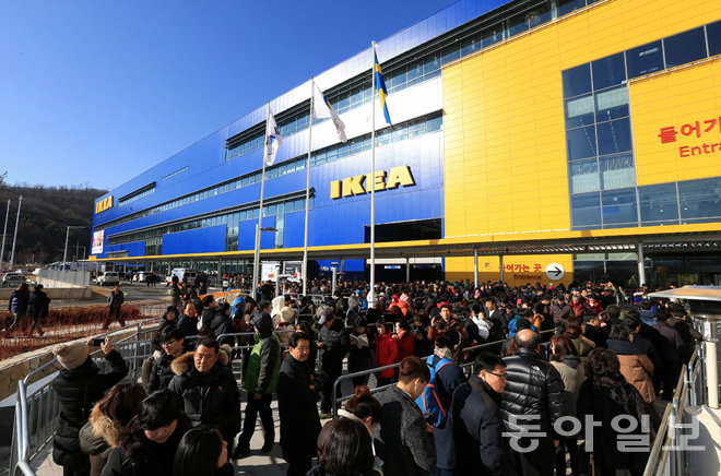 18일 경기 광명시 일직로 이케아 광명점 앞에 수많은 사람들이 줄을 서 있다. 스웨덴 가구 기업 이케아는 이날부터 국내 영업을 시작했다. 광명=장승윤 기자 tomato99@donga.com