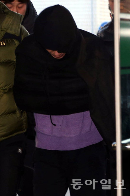 아내와 두 딸을 살해한 뒤 달아났다가 체포된 강모 씨가 6일 서울 서초구 서초경찰서로 압송되고 있다. 강씨는 도주한 지 7시간 만인 이날 낮 경북 문경에서 경찰에 검거됐다. 박영대 기자 sannae@donga.com