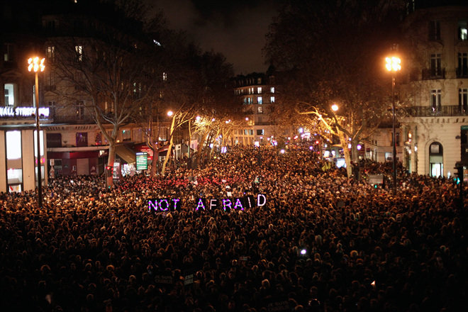 7일 프랑스 파리에서 최소 3만5000여 명의 시민이 거리로 나와 희생자를 추모하는 등 이날 프랑스 전역에서 시민 10만여 명이 추모 집회에 참가했다  파리=AP 뉴시스