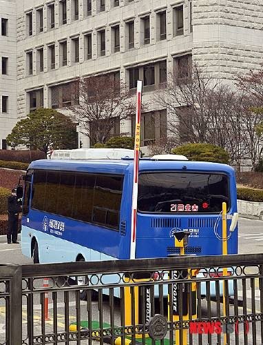 이석기 전 의원의 내란음모 사건에 대한 대법원 선고가 내려지는 22일 오후 서울 서초동 대법원으로 이 전 의원을 태운 호송차량이 들어가고 있다. 【서울=뉴시스】