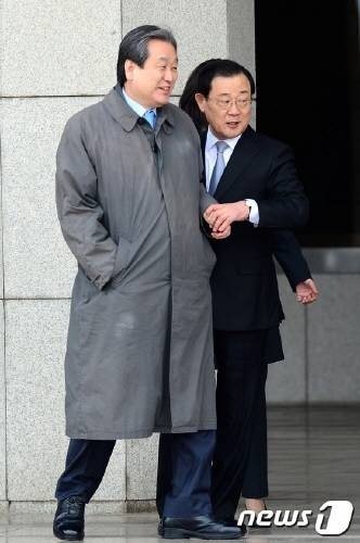 이병기 청와대 비서실장(오른쪽), 김무성 새누리당 대표가 1일 오후 경기 성남시 수정구 심곡동 서울공항에서 중동 4개국 순방에 나선 박근혜 대통령을 환송하며 대화하고 있다. (성남=뉴스1)