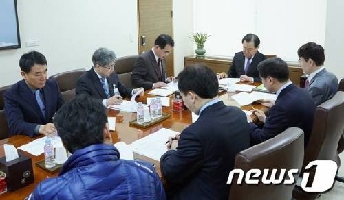 28일 오전 첫 출근한 이병기 청와대 신임 비서실장이 각 수석비서관으로부터 업무보고를 받고 있다. (성남=뉴스1)