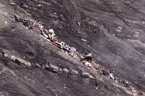 저먼윙스항공 여객기 4U9525편의 추락 지점에 흩어진 기체 잔해.  AFP=뉴스1