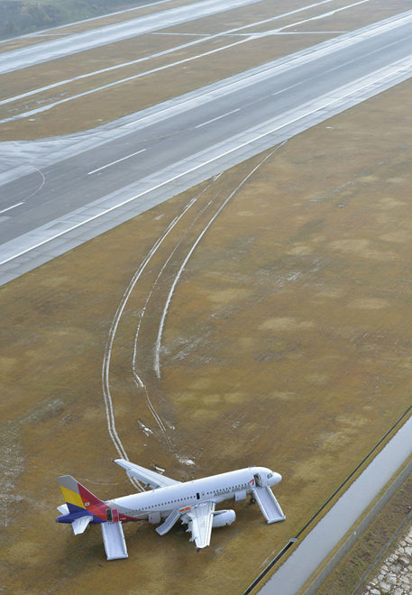 14일 일본 히로시마 공항에서 착륙 사고를 낸 아시아나항공 162편 여객기가 15일 활주로를 벗어나 잔디밭에 멈춰 서 있다. 미하라=AP 뉴시스