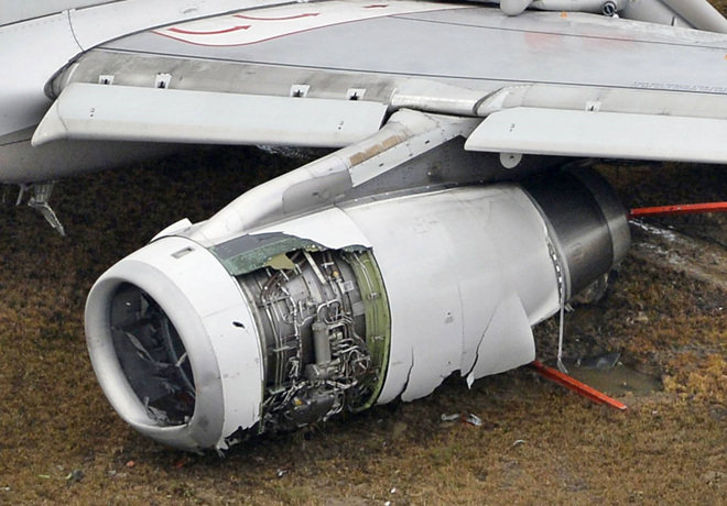 14일 일본 히로시마 공항에서 착륙 사고를 낸 아시아나항공 162편 여객기가 15일 활주로를 벗어나 잔디밭에 멈춰 서 있다(위). 사고 여파로 항공기 엔진 부분이 크게 파손됐다(아래). 미하라=AP 뉴시스