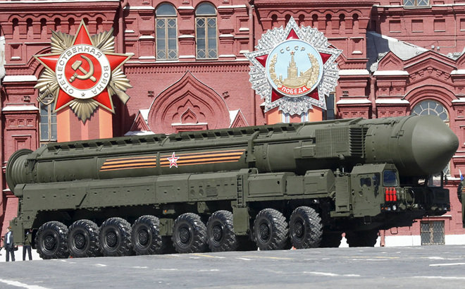 4일 러시아 모스크바 붉은 광장에서 열린 예행연습에서 미국의 미사일방어(MD) 시스템을 뚫을 수 있다는 핵탄두 탑재 신형 대륙간탄도미사일(ICBM) RS-24 야르스도 선보였다. (사진= 로이터 뉴스1)
