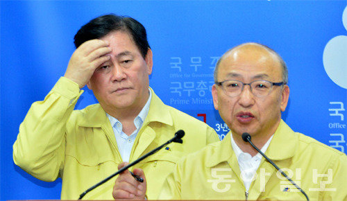 문형표 보건복지부 장관이 7일 오전 세종시 정부세종청사 1동 브리핑룸에서 메르스 대응 조치 발표에 대한 취재진의 질문에 답변하는 중 최경환(왼쪽) 국무총리 직무대행이 머리를 만지고 있다. 【세종=뉴시스】