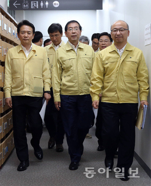 보건복지부와 4개 지방자치단체장이 메르스 방역을 위한 실무협의체를 구성했다. 7일 오후 정부세종청사 보건복지부 브리핑룸으로 문형표 보건복지부 장관과 박원순 서울시장, 남경필 경기도지사, 권선택 대전광역시장, 안희정 충남도지사 등이 향하고 있다. 양회성 기자