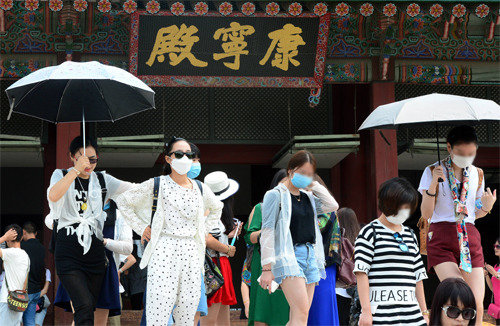 마스크 쓰고 경복궁 둘러보는 관광객들.  【서울=뉴시스】