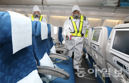 메르스가 급속도로 확산되고 있는 가운데 5일 오전 인천 중구 운서동 대한항공 정비고에서 메르스 확산 방지를 위해 중동 사우디에서 출발한 KE962편 항공기 기내 방역을 하고 있다. 김미옥 기자