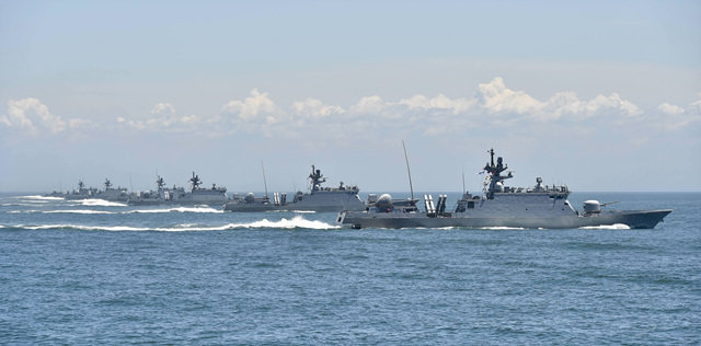 해상무력시위기동 27일 제2연평해전 6명의 전사자들의 이름으로 명명된 소속 유도탄 고속함이 서해상에서 해상기동훈련을 실시하고 있다. 해군 제공