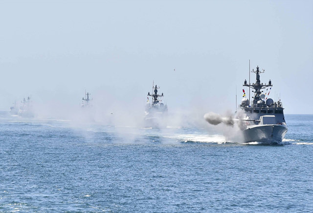해상무력시위기동 27일 제2연평해전 6명의 전사자들의 이름으로 명명된 소속 유도탄 고속함이 서해상에서 해상기동훈련을 실시하고 있다. 해군 제공