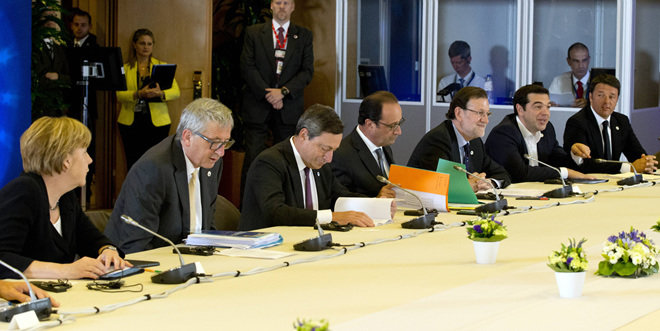 7일 벨기에 브뤼셀에서 열린 유로존 정상회의에 참석한 알렉시스 치프라스 그리스 총리(오른쪽에서 두 번째)가 오른손 엄지를 치켜들고 있다. 앙겔라 메르켈 독일 총리(왼쪽), 프랑수아 올랑드 프랑스 대통령(왼쪽에서 네 번째) 등은 이날 회의에서 그리스 구제금융 방안을 논의했다. 유럽연합은 12일 열리는 28개국 정상회의에서 그리스 지원 여부를 최종 결정한다. 브뤼셀=AP 뉴시스