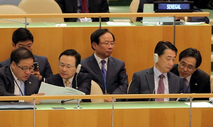 박근혜 대통령이 26일 오전(현지시간) 미국 뉴욕의 유엔본부 총회장에서 열린 유엔 개발 정상회의에 참석 기조 연설을 하는 가운데 수행단들이 박 대통령의 연설을 듣고 있다.